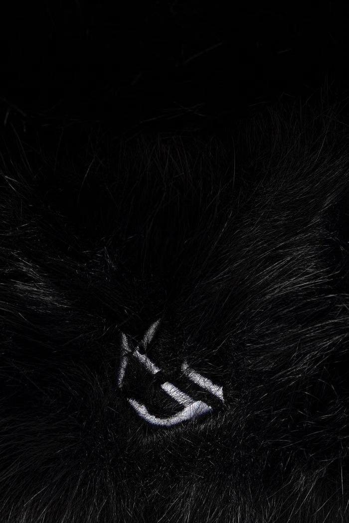 Karl Lagerfeld Jeans Kapa sa štitnicima za uši za žene B4W33119 crna AW26