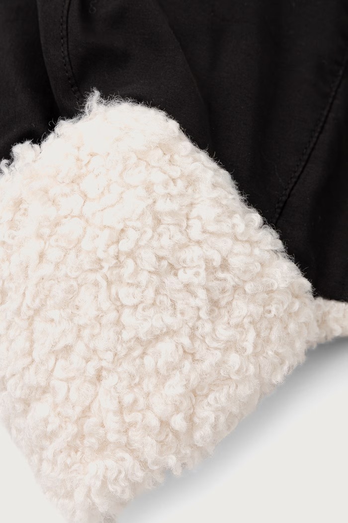 Karl Lagerfeld Jeans Kapa sa štitnicima za uši za žene B4W33061 crna AW26