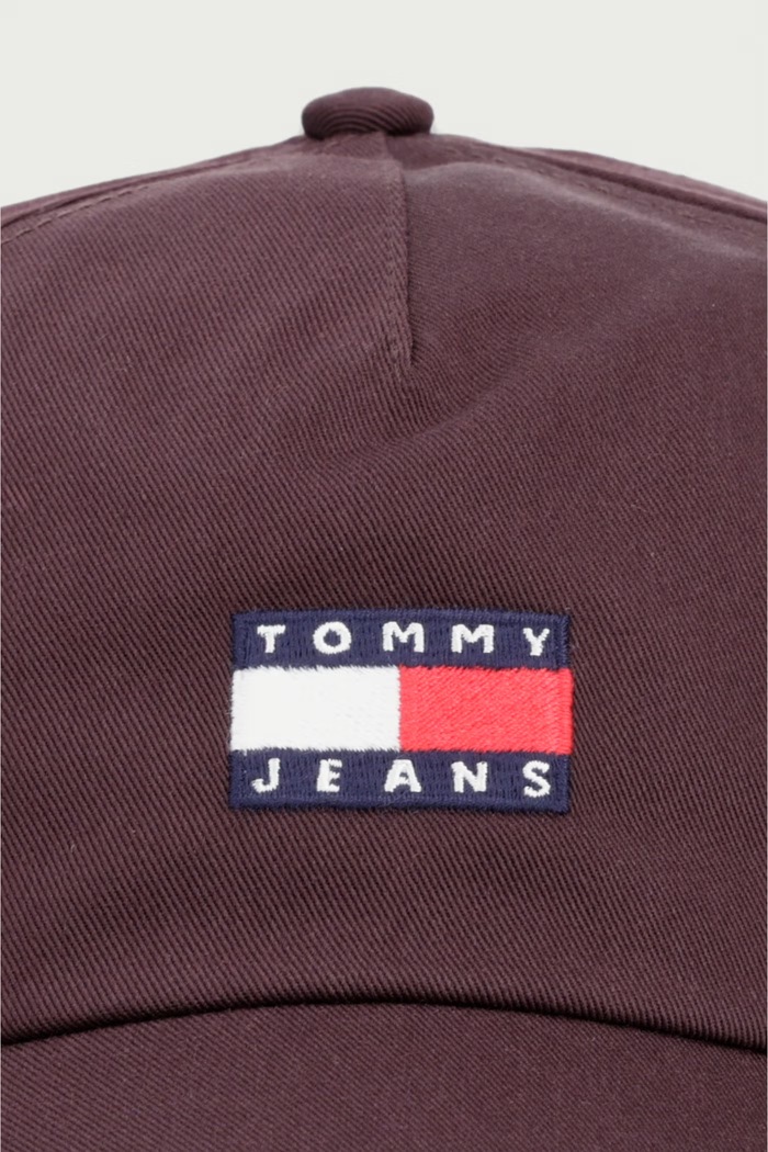 Tommy Jeans kapa s šiltom ženska bombažna AW0AW18973 bordo AW26
