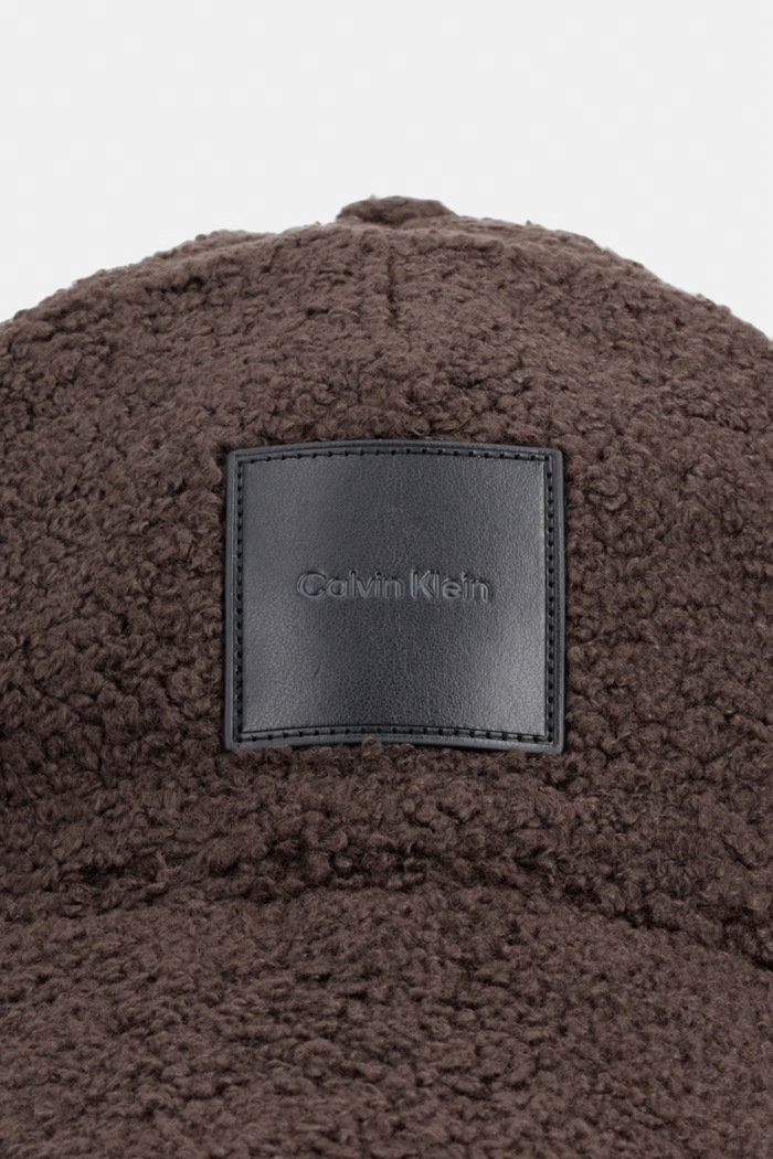Calvin Klein czapka bejsbolówka damska polarowa LV04F5096G brązowy AW26