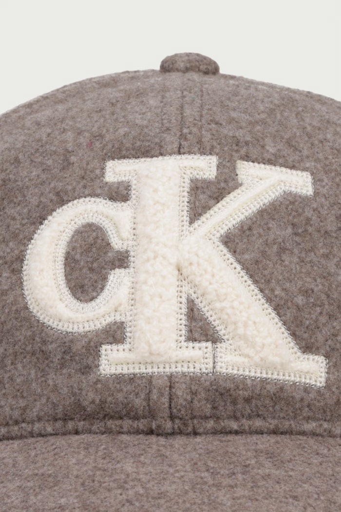 Calvin Klein czapka bejsbolówka damska LV04F5092G beżowy AW26
