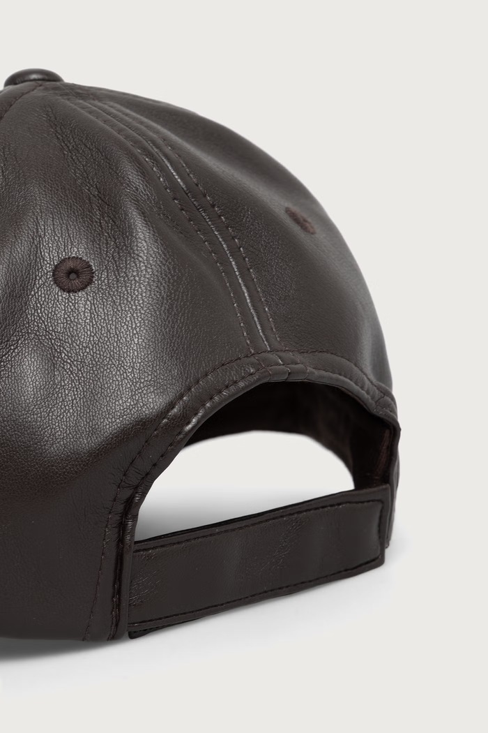 Dodaci Armani Exchange kapa sa šiltom za žene od imitacije kože XW003046.AF27219 smeđa