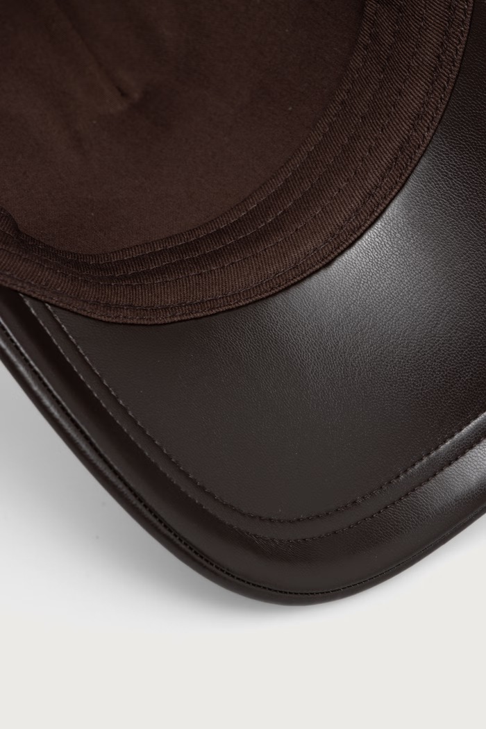 Armani Exchange kapa sa šiltom za žene od imitacije kože smeđa XW003046.AF27219