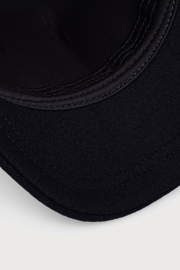 Armani Exchange kapa s šiltom moška z volno mornarsko modra XM003202.AF27251
