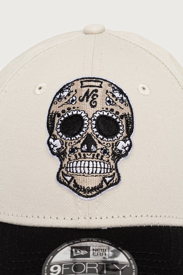 New Era Czapka z daszkiem bawełniana NE SKULL 940 IVOBLK 60976204 beżowy AW26