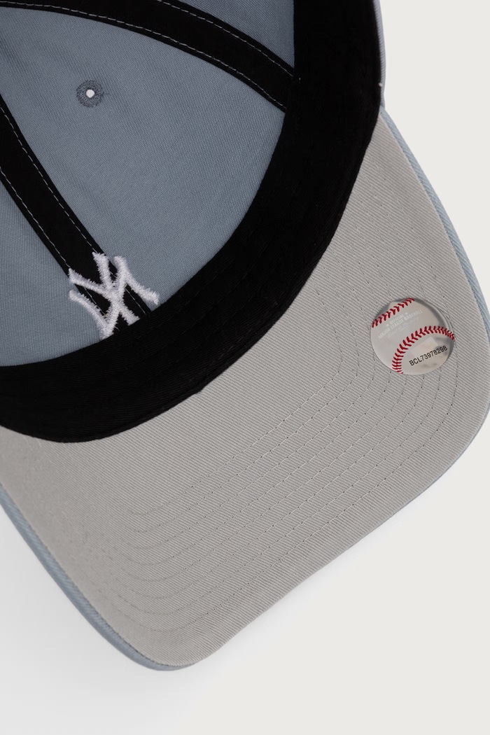 Czapka z daszkiem bawełniana MLB New York Yankees 47 brand B.BSRNR17GWS.A04 niebieski
