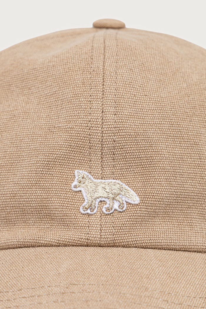 Maison Kitsuné Baby Fox czapka z daszkiem bawełniana MRUAH13WB0057 beżowy AW26