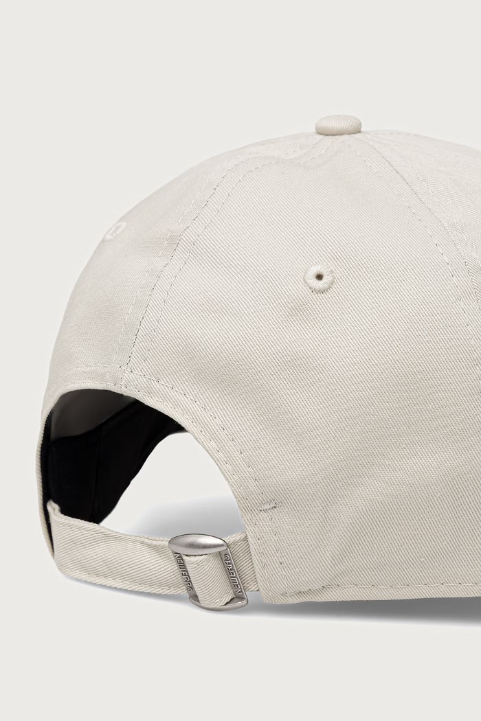 Akcesoria New Era czapka bejsbolówka bawełniana FAUX PONY INFILL 9FORTY® 60844106 beżowy