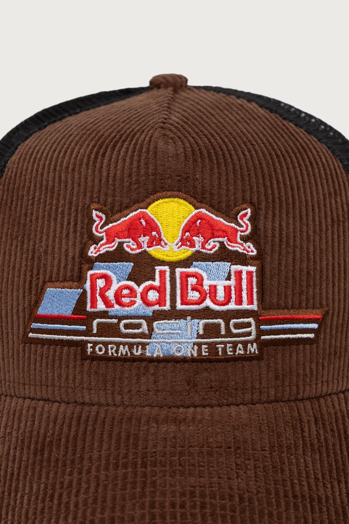 New Era Czapka z daszkiem trucker DISTRESSED CORD TRUCKER RED BULL F1 60897533 brązowy AW26
