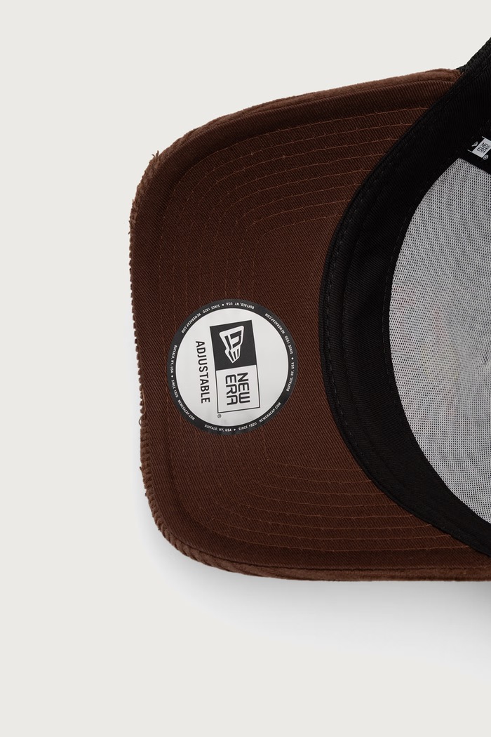 Czapka z daszkiem trucker DISTRESSED CORD TRUCKER RED BULL F1 New Era 60897533 brązowy
