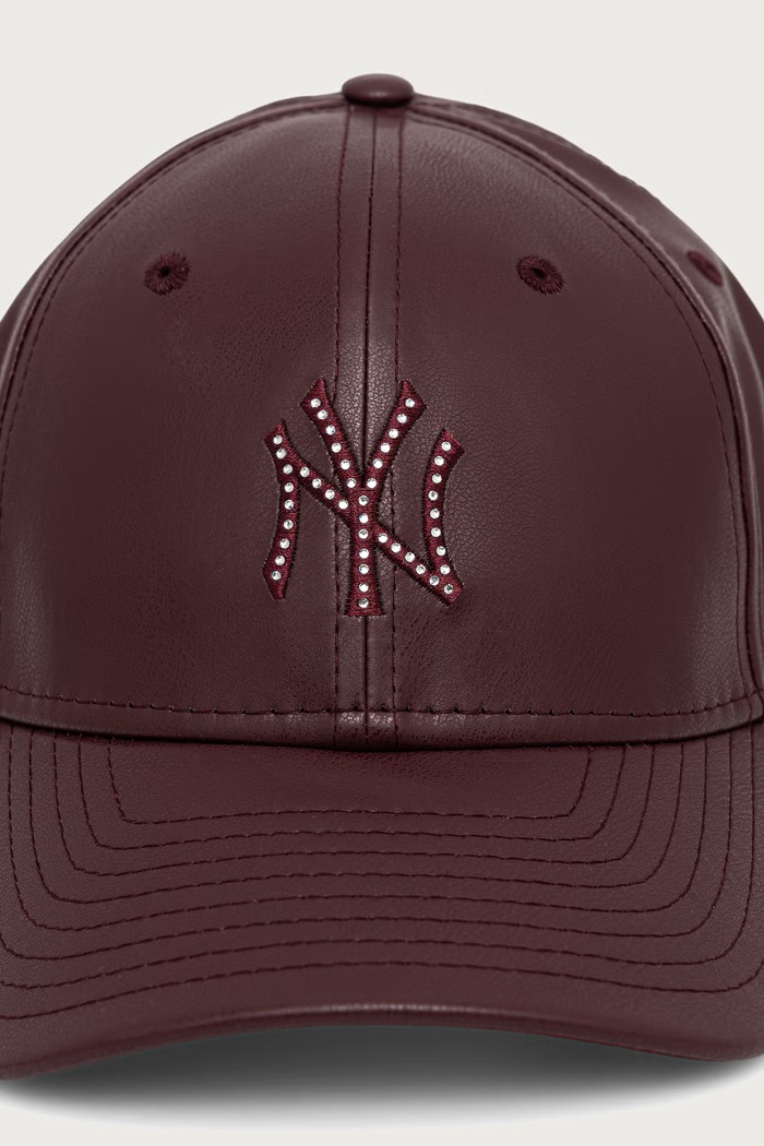 New Era Czapka z daszkiem z imitacji skóry DIAMANTE PU 9FORTY® MC 60915834 bordowy AW26