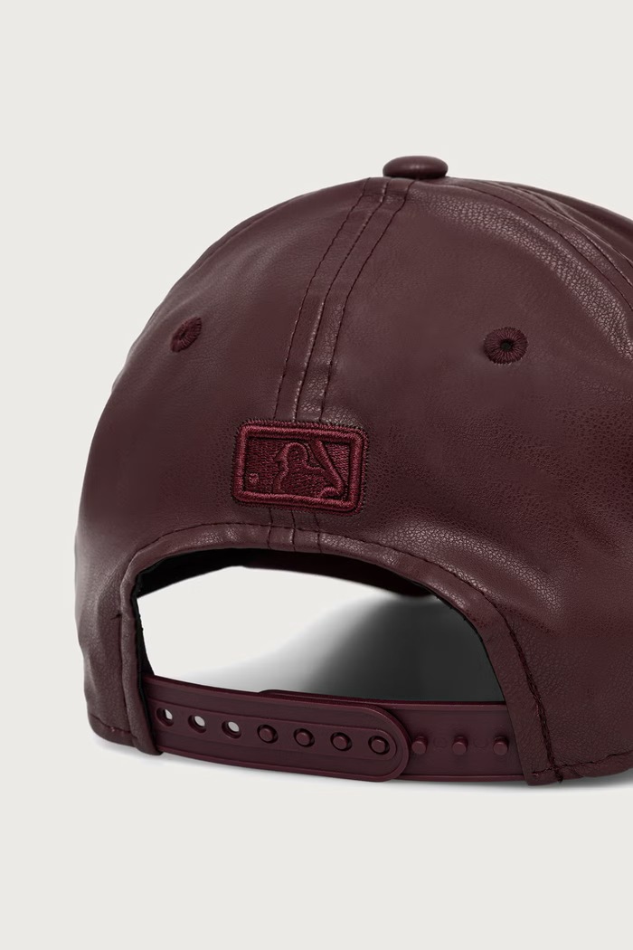 Akcesoria New Era Czapka z daszkiem z imitacji skóry DIAMANTE PU 9FORTY® MC 60915834 bordowy