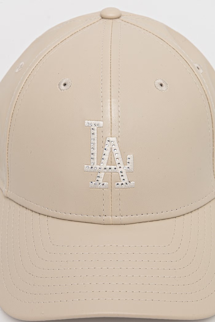 New Era Czapka z daszkiem z imitacji skóry DIAMANTE PU 9FORTY® MC 60915810 beżowy AW26