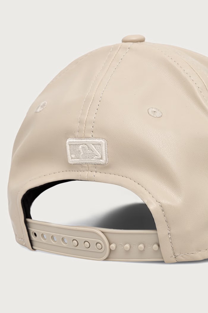 Akcesoria New Era Czapka z daszkiem z imitacji skóry DIAMANTE PU 9FORTY® MC 60915810 beżowy