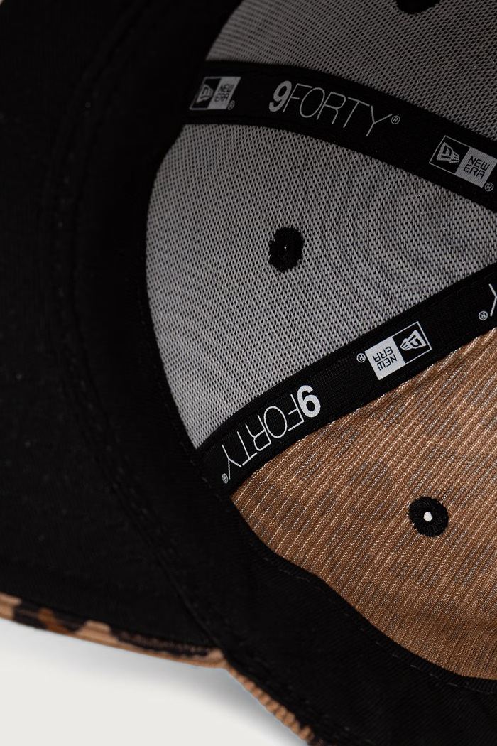 New Era czapka z daszkiem sztruksowa LEOPARD CORD 9FORTY® brązowy 60915775