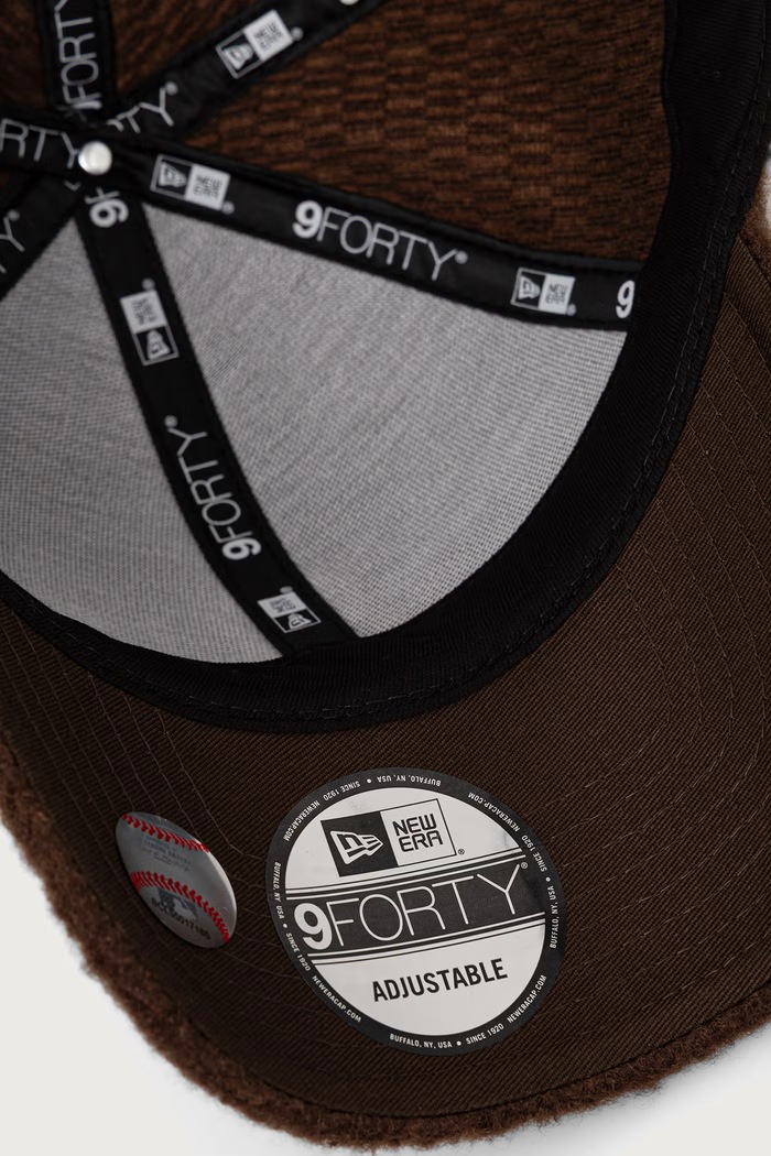 Akcesoria New Era czapka bejsbolówka WINTER BORG 9FORTY® 60915754 brązowy