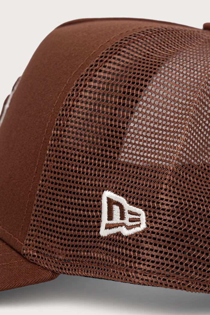 New Era czapka z daszkiem trucker OUTLINE EF TRUCKER 60915785 brązowy AW26