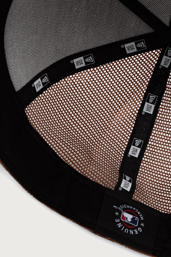 New Era czapka z daszkiem trucker OUTLINE EF TRUCKER brązowy 60915785