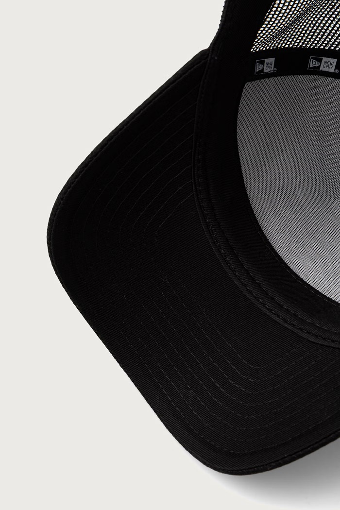 Czapka z daszkiem trucker z bawełną IRIDESCENT TRUCKER LIVERPOOL FC New Era 60897731 czarny