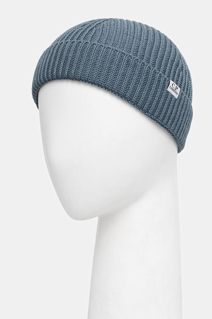 C.P. Company czapka beanie z wełny merino 21CMAC137A005509A niebieski AW26