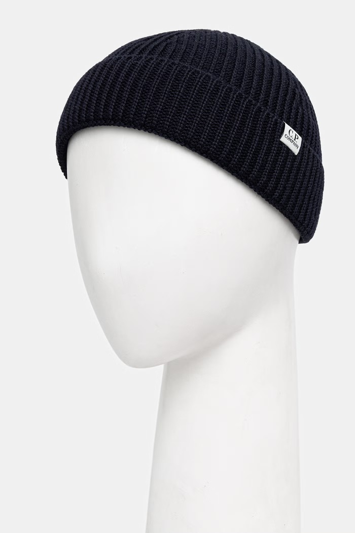 C.P. Company czapka beanie z wełny merino 21CMAC137A005509A granatowy AW26