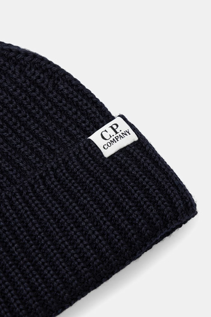 Akcesoria C.P. Company czapka beanie z wełny merino 21CMAC137A005509A granatowy