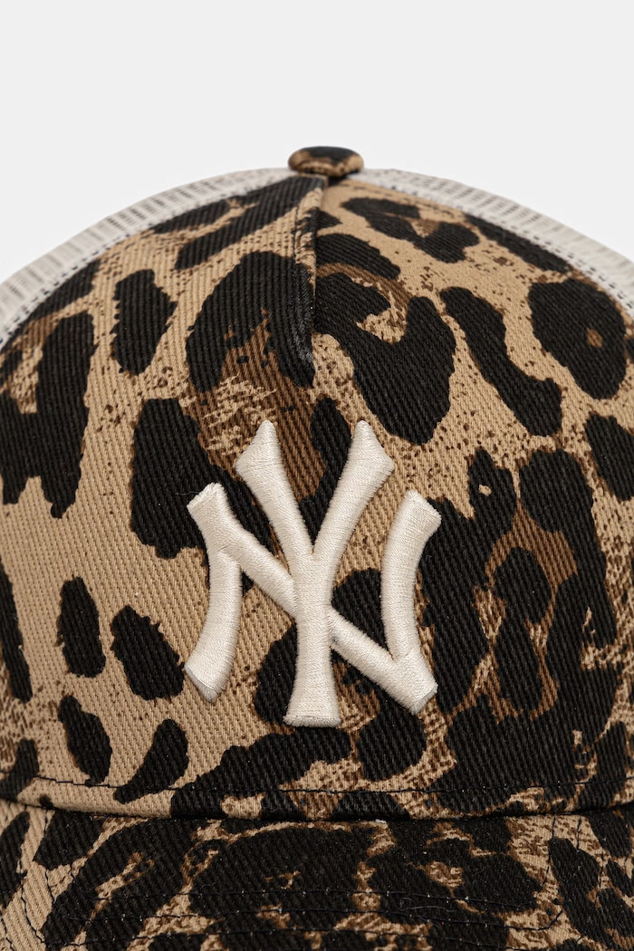New Era czapka z daszkiem trucker LEOPARD 940 MC NYY 60856311 beżowy AW26