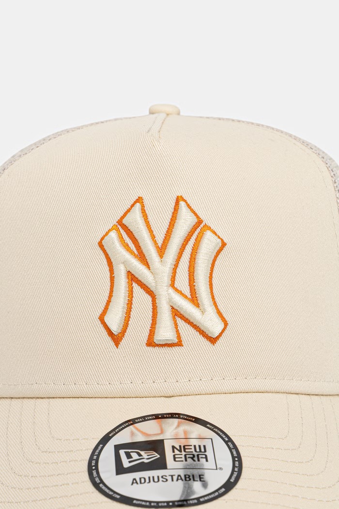 New Era czapka z daszkiem trucker OUTLINE EF TRUCKER NYY 60856382 beżowy AW26