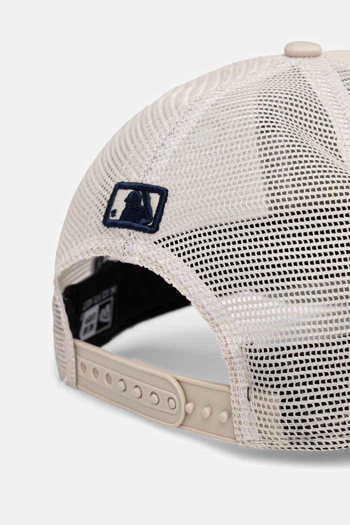 Akcesoria New Era czapka z daszkiem trucker MLB 940 MC TRUCKER NYY 60856384 beżowy