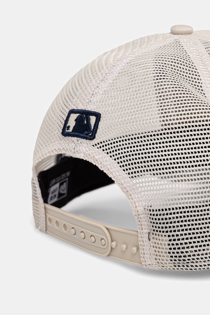 Akcesoria New Era czapka z daszkiem trucker MLB 940 MC TRUCKER NYY 60856384 beżowy