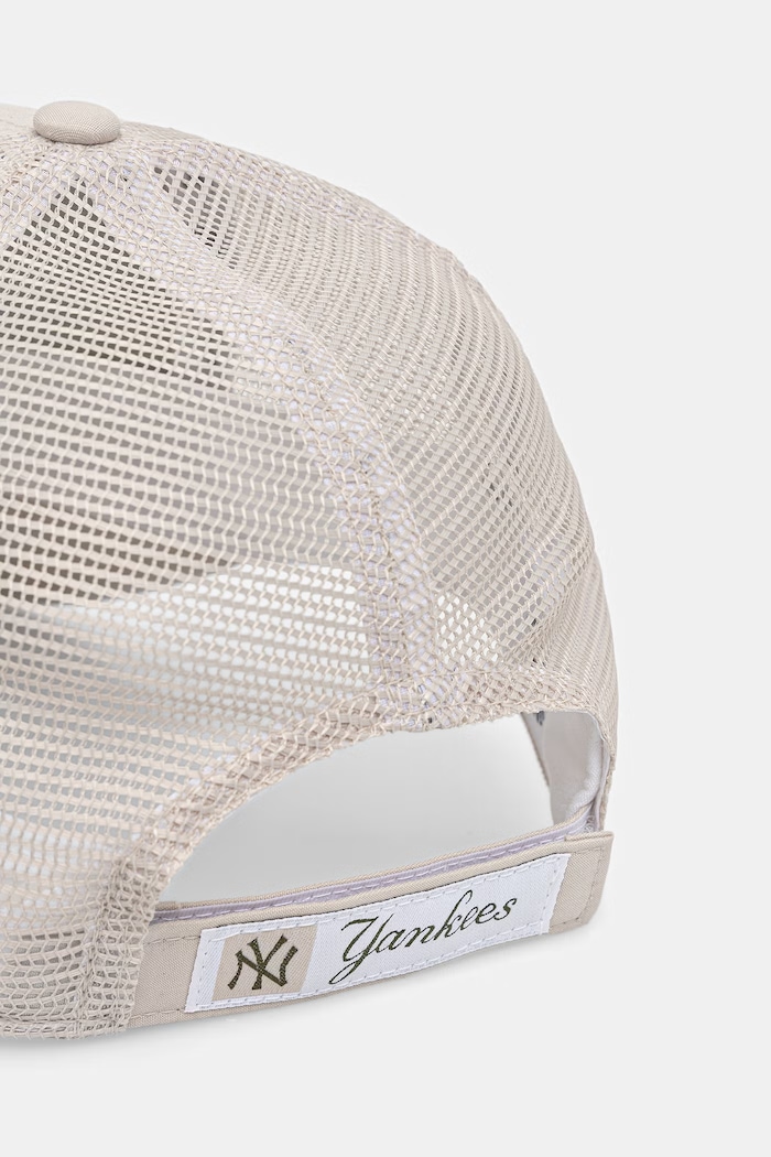 Akcesoria New Era czapka z daszkiem trucker MIDI HOMEFIELD 940 NYY 60856254 beżowy
