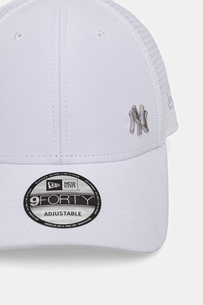 New Era czapka z daszkiem trucker FLAWLESS 940 TRUCKER NYY 60667651 biały AW26