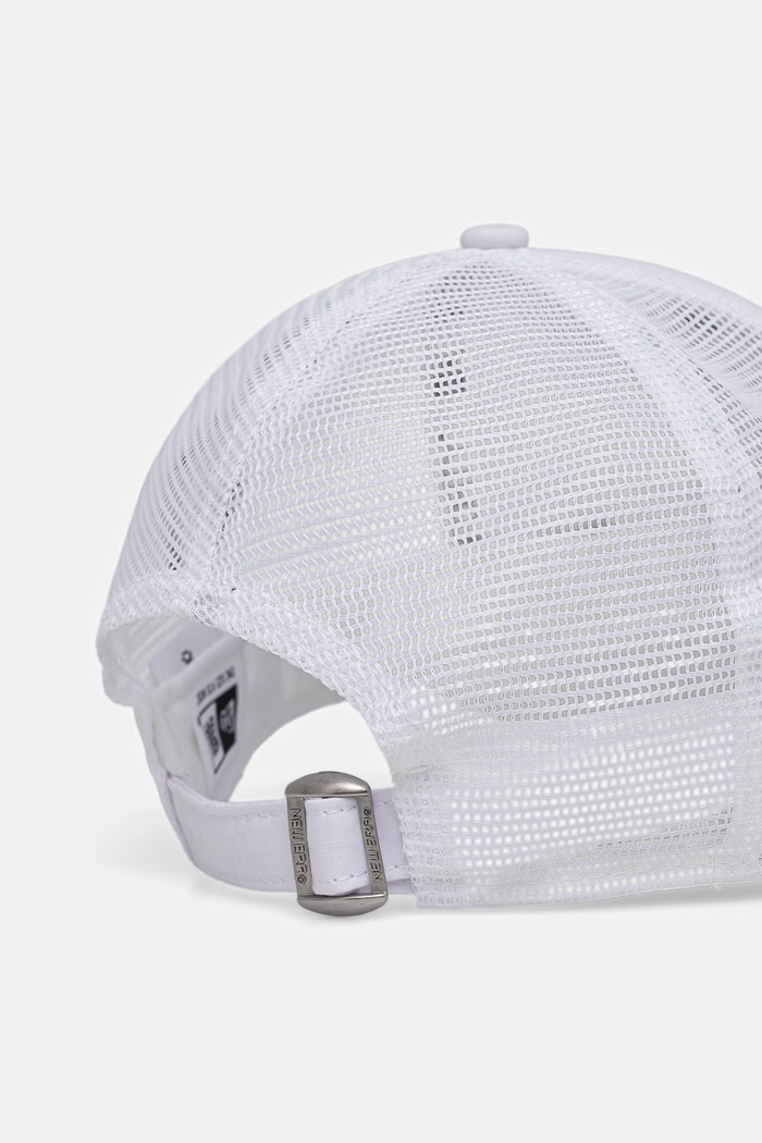 Akcesoria New Era czapka z daszkiem trucker FLAWLESS 940 TRUCKER NYY 60667651 biały