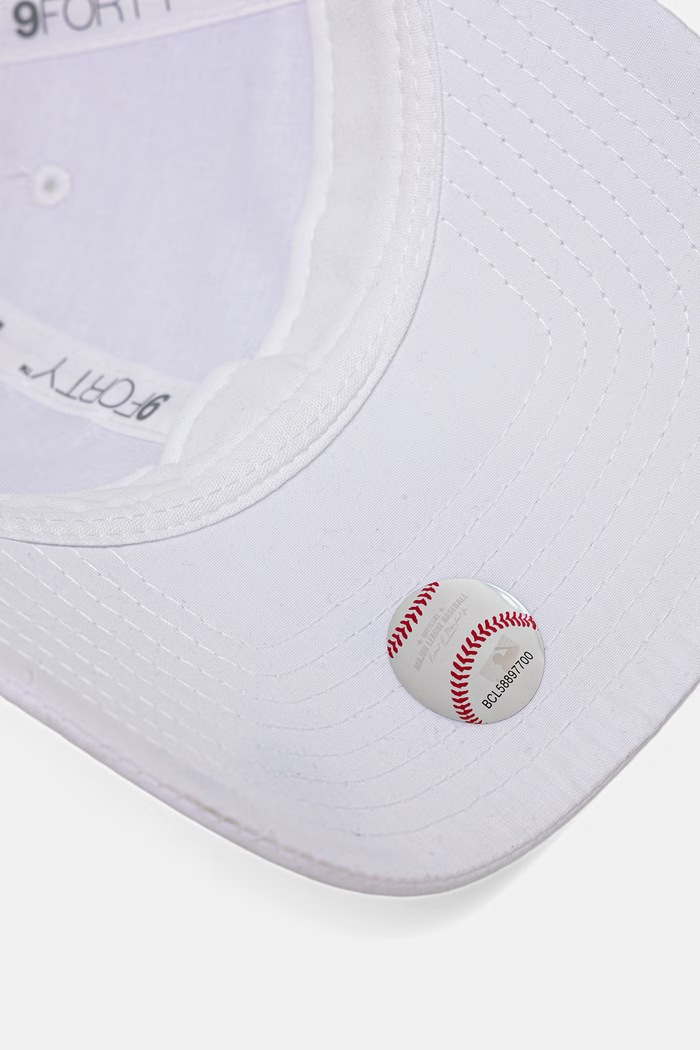 New Era czapka z daszkiem trucker FLAWLESS 940 TRUCKER NYY biały 60667651