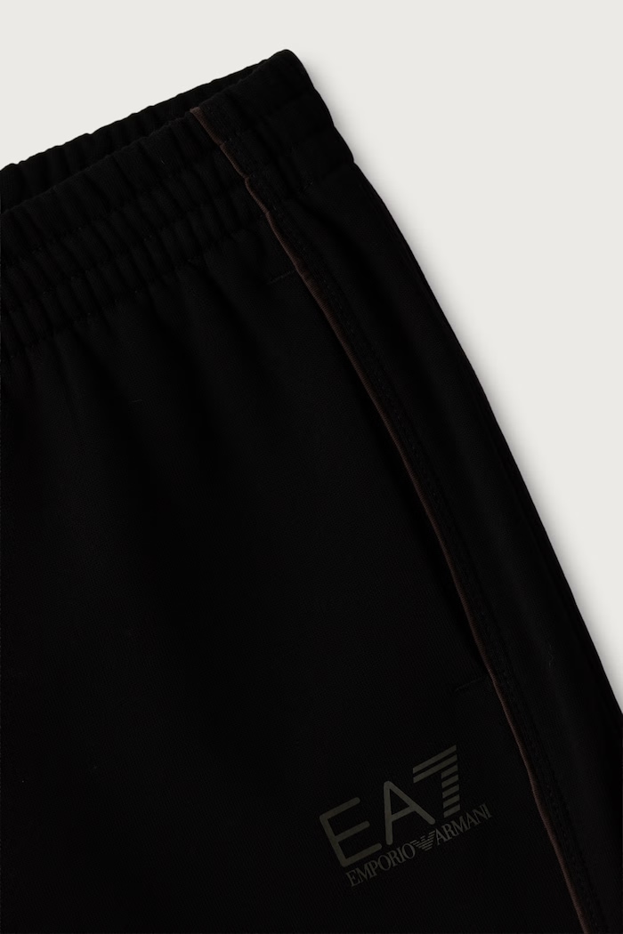 Odzież EA7 Emporio Armani Spodnie dresowe dziecięce z bawełną 7B000359.AF10368 czarny