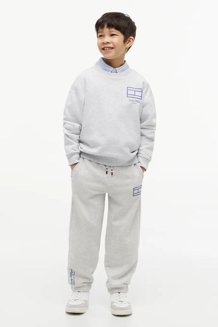 Момче Tommy Hilfiger спортен панталон за деца от памук KB0KB10498.128.176.9BY2 сив