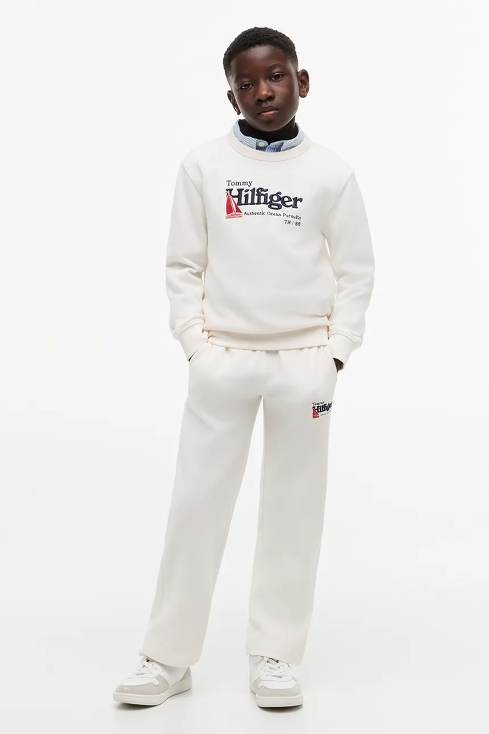 Chłopiec Tommy Hilfiger spodnie dresowe dziecięce bawełniane KB0KB10593.128.176.9BY2 biały