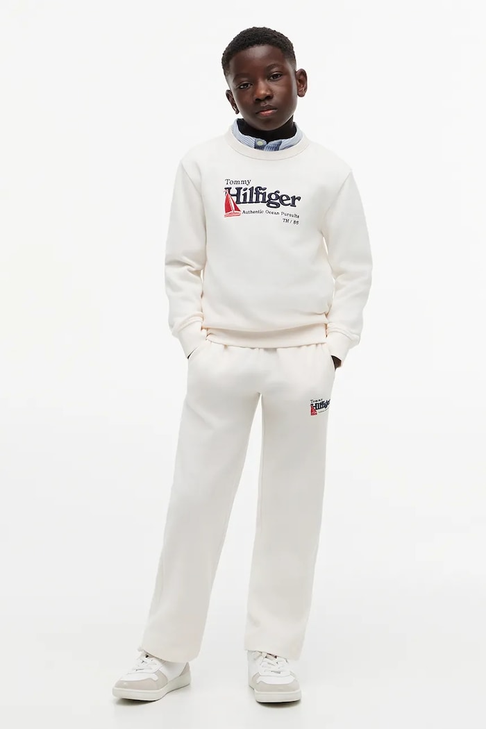 Chłopiec Tommy Hilfiger spodnie dresowe dziecięce bawełniane KB0KB10593.128.176.9BY2 biały