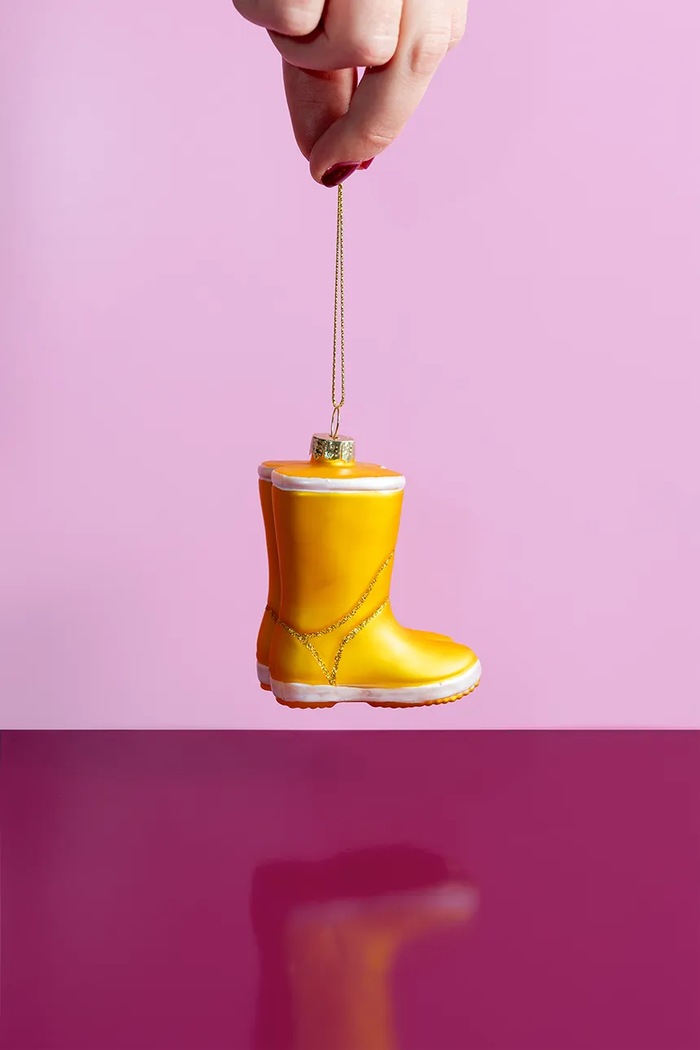 YUP in de BOOM Zawieszka choinkowa ze szkła YUPRAINBOOTS żółty AW26