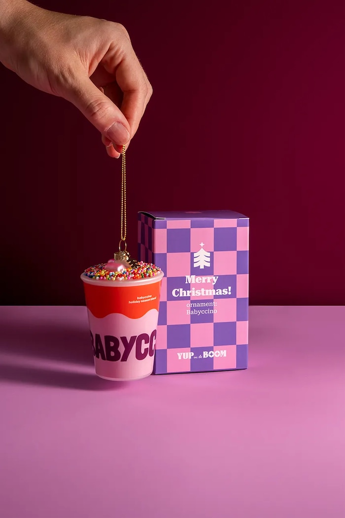 YUP in de BOOM Zawieszka choinkowa ze szkła YUPBABYCCINO multicolor AW26