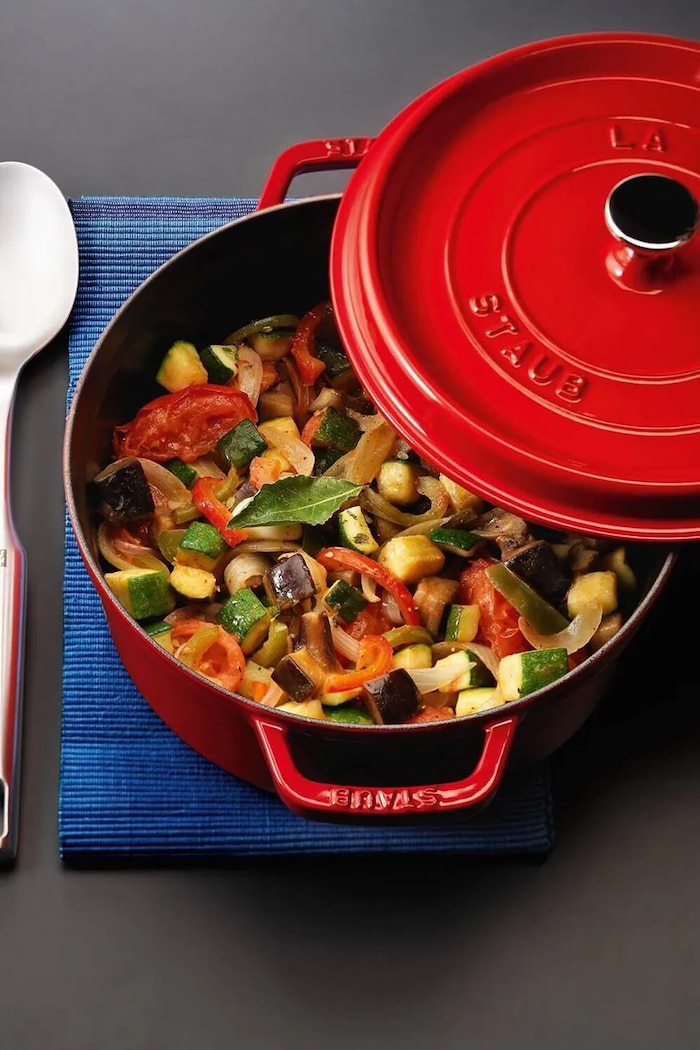 Staub Garnek żeliwny La Cocotte 3,8 l 40509.835.0 czerwony AW26