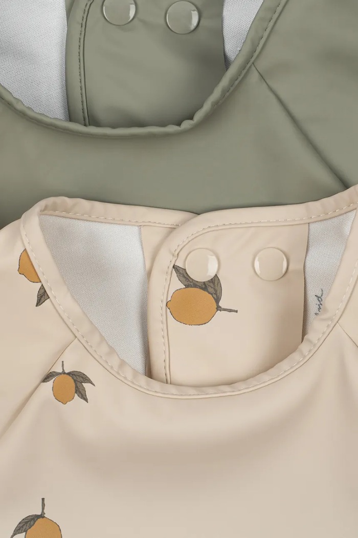 Konges Sløjd Śliniak niemowlęcy 2 PACK DINNER BIB WITH SLEEVES 2-pack KS105791.9BY2 beżowy AW26