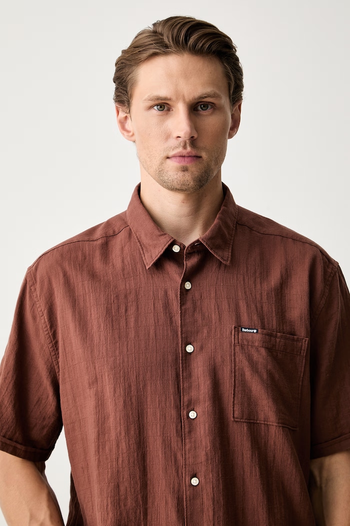 Barbour košile pánská bavlněná s elastanem Kingswood hnědá MSH5792