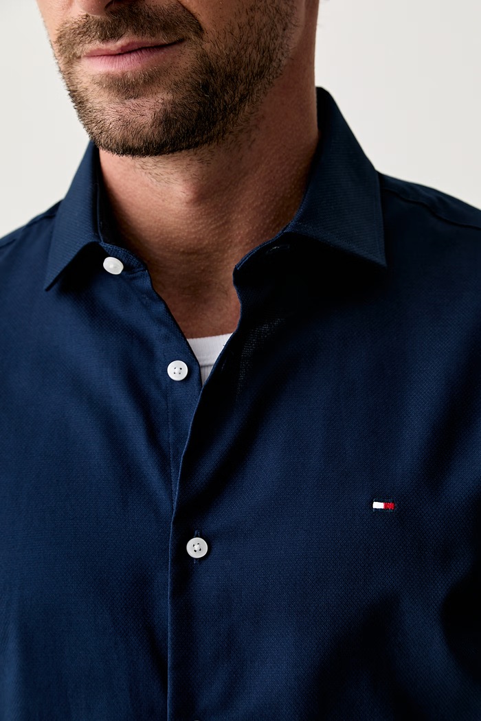 Tommy Hilfiger srajca moška bombažna MW0MW43747 mornarsko modra