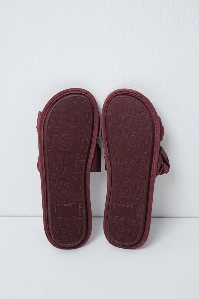 women'secret Kapcie na płaskim obcasie damskie FF ROSE SLPRS 4994446 bordowy AW26