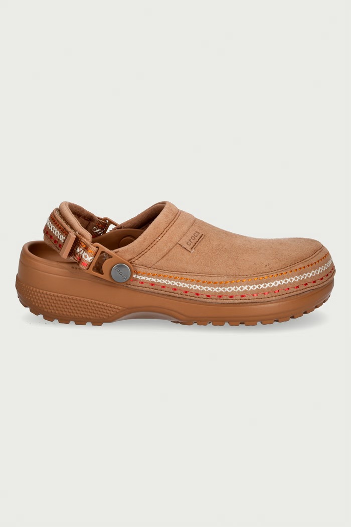 Crocs Шльопанці жіночі Classic Crafted Vegan Suede Stitch Clog 214048.2EY коричневий AW26