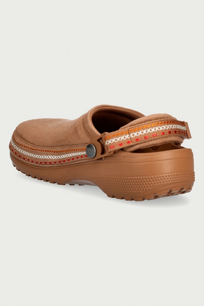 Взуття Crocs Шльопанці жіночі Classic Crafted Vegan Suede Stitch Clog 214048.2EY коричневий
