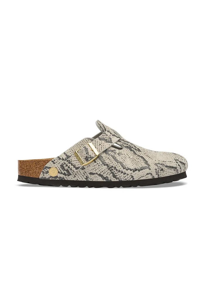 Birkenstock klapki mules damskie skórzane Boston Rivet Logo Suede Leather Snake beżowy 1033086.