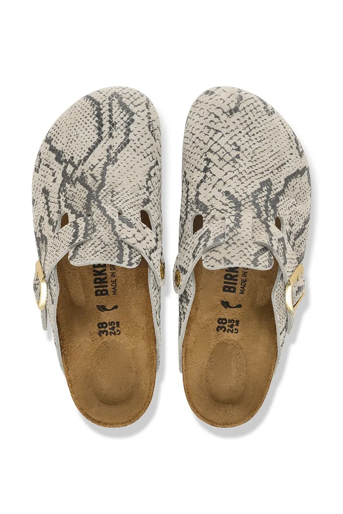 Obuwie Birkenstock klapki mules damskie skórzane Boston Rivet Logo Suede Leather Snake 1033086. beżowy