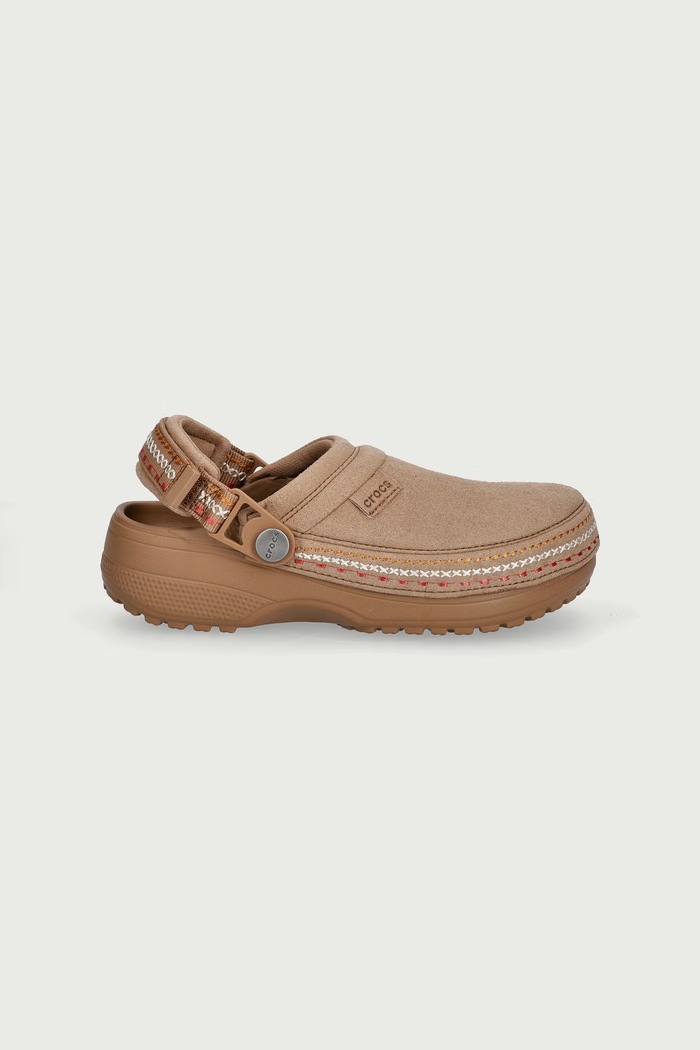 Crocs Klapki dziecięce CLASSIC CRAFTED VEGAN SUEDE STITCH CLOG 213988.CROCS.CLASSIC.CR beżowy AW26